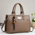 Vue détaillée du sac à main en cuir synthétique marron avec breloques et cloches - Khaki Foncé