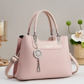 Rosa Damenhandtasche mit Webstruktur, Traumfänger-Anhänger und Schultergurt - Rosa