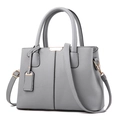 Elegante graue Handtasche aus Leder mit Litschi-Muster und goldenen Metallelementen - Hellgrau