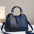 Elegante borsa a mano blu intenso con trama a coccodrillo, manici e finiture dorate lucide - Blu