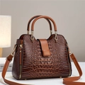 Borsa a mano marrone con trama a coccodrillo, finiture dorate e manici in stile lusso - Marrone