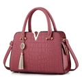Sac à main rose foncé effet crocodile avec boucle en V dorée et détail pompon - Vieux Rose