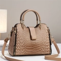 Elegante borsa beige con motivo a coccodrillo, finiture dorate e tracolla regolabile - Cachi