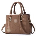 Borsa a mano marrone in ecopelle con eleganti ricami geometrici e dettagli dorati - Cachi