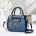Borsa a mano blu navy effetto pitonato con ciondolo a gatto dorato e lucido - Blu