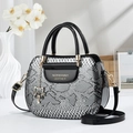 Elegante borsa a mano con stampa serpente, dettagli dorati e manici in nero - Nero