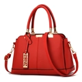 Borsa a mano rossa in pelle martellata con ciondolo dorato e tracolla regolabile - Rosso