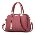 Borsa a mano rosso scuro in pelle martellata con ciondolo dorato e tracolla - Rosa Antico