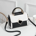 Elegante borsa a tracolla in pelle bianca e nera con chiusura dorata e manico superiore - Nero e Bianco