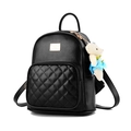 Sac à dos noir matelassé pour femme avec breloque ours et plaque en métal doré - Noir
