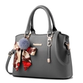 Borsa a mano grigia in pelle con hardware dorato, ciondolo di peluche e foulard di seta stampato - Grigio