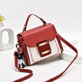 Bolso bandolera pequeño en rojo y blanco con hebilla dorada y colgante de dibujos - Burdeos