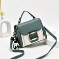 Borsa quadrata bicolore verde e bianca con fibbia dorata e ciondolo a forma di orsetto - Verde