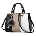 Bolso de mano tricolor con adorno de zorro y pompón sobre fondo blanco - Negro