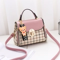 Chique roze en geruite crossbodytas met gouden slot en schattige berenbedel - Roze