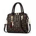 Sac à main marron avec motifs dorés, pendentif chat et pompon bordeaux - Noir