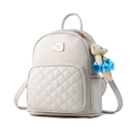 Sac à dos femme beige en similicuir avec poche matelassée et breloque ours - Blanc Cassé