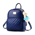 Mini zaino blu scuro da donna con trapuntatura a rombi e ciondolo a forma di orsetto - Blu zaffiro
