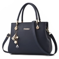 Donkerblauwe leren handtas met kiezeltextuur en gouden miamin-logo en hanger - Donkerblauw