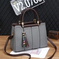 Sac à main gris motif litchi avec bandoulières marron et pendentif LOVE coloré - Gris
