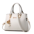 Bolso de novia blanco con colgante de flores y perlas con detalles en tono dorado - Blanco