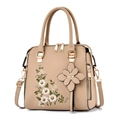 Borsa tote beige in ecopelle con ricamo floreale bianco e ciondolo a forma di fiore - Cachi
