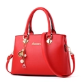 Sac à main de mariée rouge élégant avec détails dorés, breloque fleur et bandoulière - Rouge