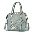 Elegante borsa verde chiaro con ricami a margherite bianche e dettagli dorati - Verde