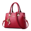 Bolso de novia rojo oscuro en cuero con logo dorado y elegante colgante de perla - Burdeos