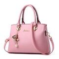 Bolso rosa de novia en piel sintética con logotipo dorado y colgante de perlas - Rosa