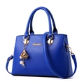 Sac à main bleu foncé avec boucle dorée et pendentif élégant en perles et fleurs - Bleu royal