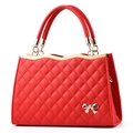Rote Damenhandtasche mit Rautensteppung, goldener Schleife und eleganten Tragegriffen - Rot
