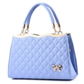 Hellblaue gesteppte Handtasche mit goldener Schleife und elegantem Rautenmuster-Design - Hellblau