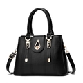Bolso de mano clásico de cuero negro con cierre dorado y correa ajustable - 30x14x21 / Negro