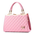 Rosafarbene gesteppte Damenhandtasche mit eleganter goldener Schleife aus Metall - Rosa