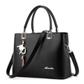 Borsa classica in ecopelle saffiano nera con logo dorato e ciondolo a frangia elegante - Nero