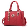 Sac à main brodé rouge en cuir PU motif litchi avec boucle métallique dorée ronde - Bordeaux