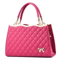 Fuchsiafarbene gesteppte Handtasche mit goldener Schleife und gebogenem Tragegriff - Fuchsia