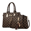 Set 2 pezzi borsa a mano e tracolla marrone con motivo floreale e ciondolo - Caffè Scuro con Naturale