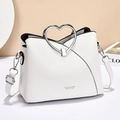 Bolso blanco con asa de corazón, borde negro y correa ajustable para el hombro - Blanco