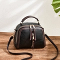 Bolso concha retro negro y marrón con textura lichi y detalles de borlas de cremallera - Negro