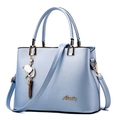 Borsa da donna azzurra in ecopelle con dettagli dorati e ciondolo a forma di cavallo - Celeste