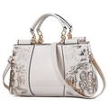Bolso beige de charol con elegante bordado floral en hilo dorado y plateado - Brillante Regular / Blanco Roto
