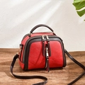 Bolso bandolera retro rojo y marrón con textura lichi y cremalleras doradas - Granate