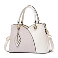 Elegante borsa a mano patchwork a quadri con dettagli dorati e tracolla regolabile - Bianco