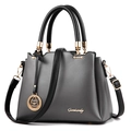 Sac seau chic gris et noir avec ferrures dorées et texture cuir grainé - Gris clair