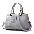 Borsa a tracolla grigio neutro con trama intrecciata e dettagli in metallo dorato - Stile 2 Grigio Intrecciato