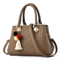 Elegante kaffeebraune Handtasche aus Lederimitat mit V-Nähten und buntem Anhänger - Khaki