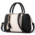 Elegante borsa a mano in bianco e nero con ciondolo a gatto dorato e texture in pelle - Nero