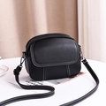 Sac bandoulière rond noir en cuir grainé avec coutures contrastées et double zip - Noir